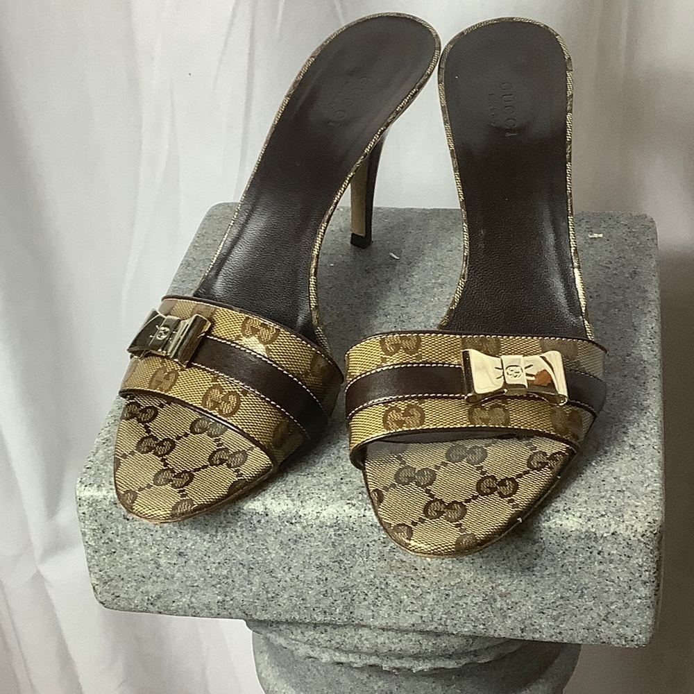 EUC Gucci logo heels with gold metal bows size 10